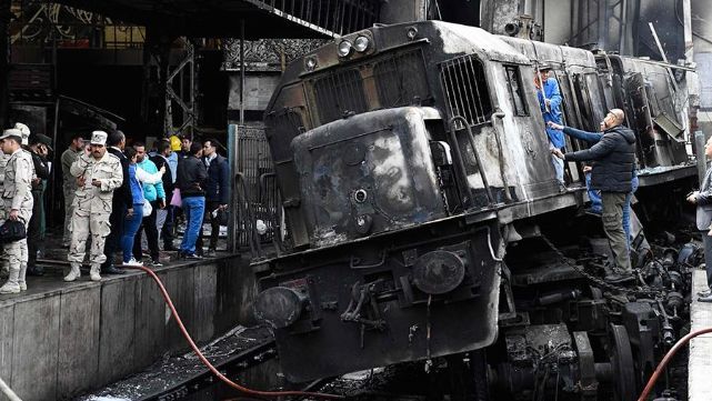 Tren sigui&oacute; de largo y choc&oacute; contra muro de contenci&oacute;n en Egipto: 20 muertos