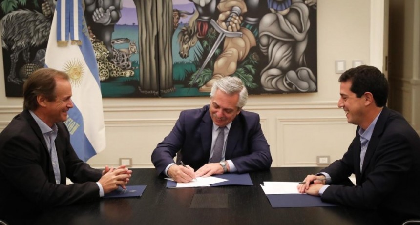 El Presidente encabez&oacute; la firma del convenio para la construcci&oacute;n del aeropuerto binacional de Concordia