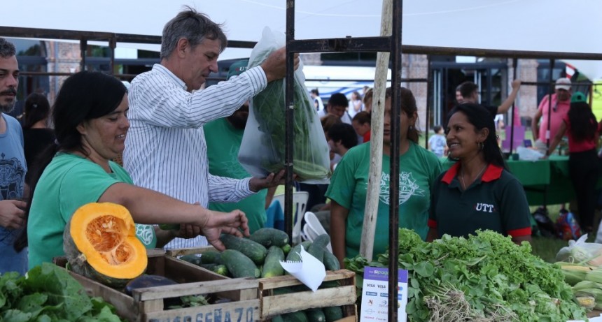Trabajadores de la econom&iacute;a social y popular ofrecen sus productos en La Redonda