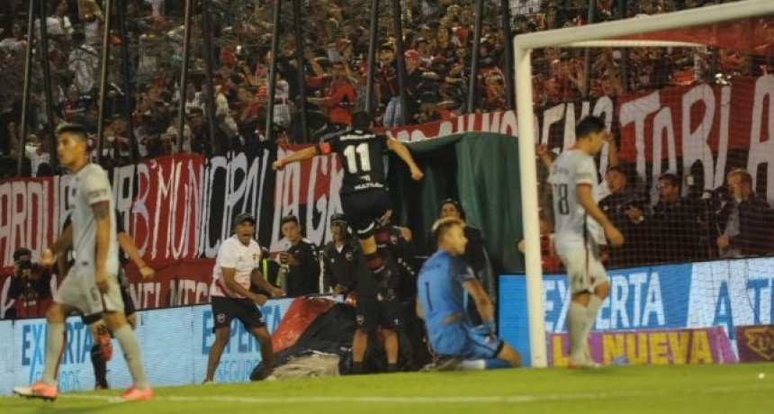 Newell's fue contundente y gole&oacute; a un Col&oacute;n sin alma por 4 a 0