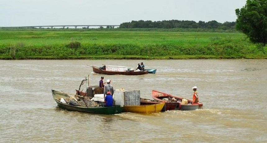 Pescadores santafesinos cobrar&aacute;n 16 mil pesos por mes mientras dure la bajante