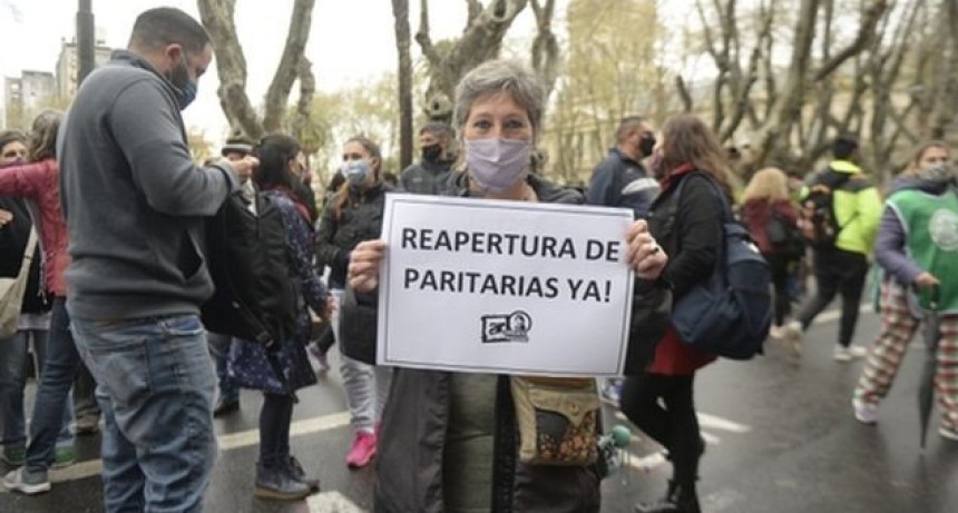 La provincia convoc&oacute; a los gremios para discutir salarios: arranca con los docentes