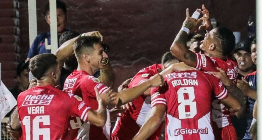 Uni&oacute;n super&oacute; a Atl&eacute;tico Tucum&aacute;n y sigue escalando