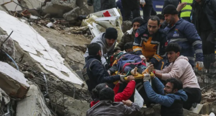 Terremoto en Turqu&iacute;a y Siria: ya se contabilizan m&aacute;s de 3.000 muertos y 15.000 heridos