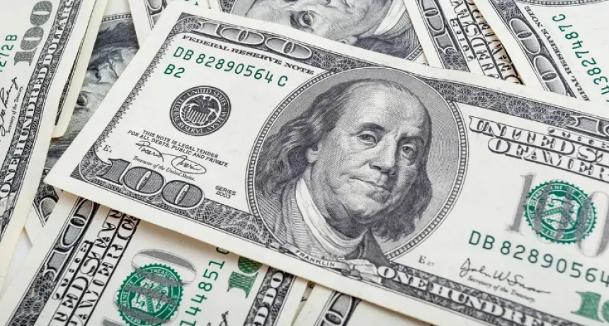 El d&oacute;lar oficial super&oacute; por primera vez los $200