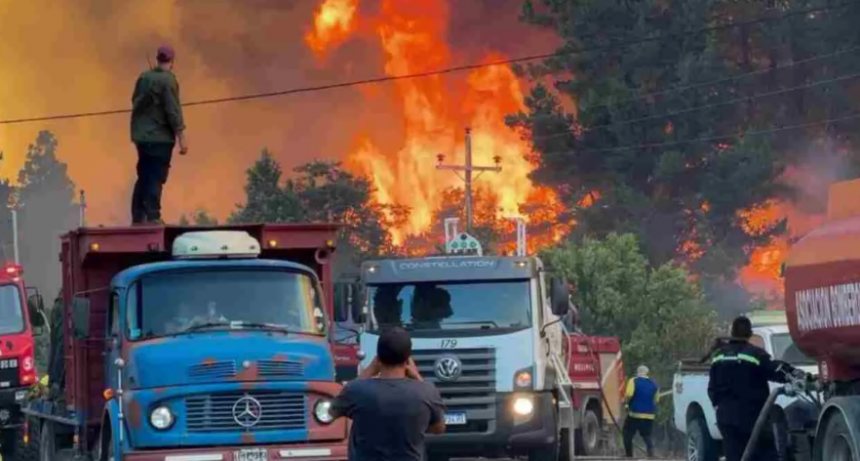Incendio en El Bols&oacute;n: el fuego avanza y evac&uacute;an 700 casas