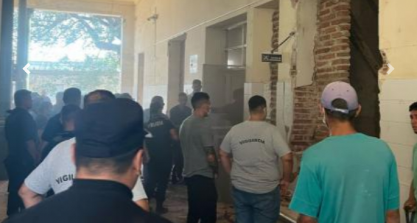 Tres obreros quedaron atrapados entre los escombros tras derrumbarse un techo en el hospital Cullen