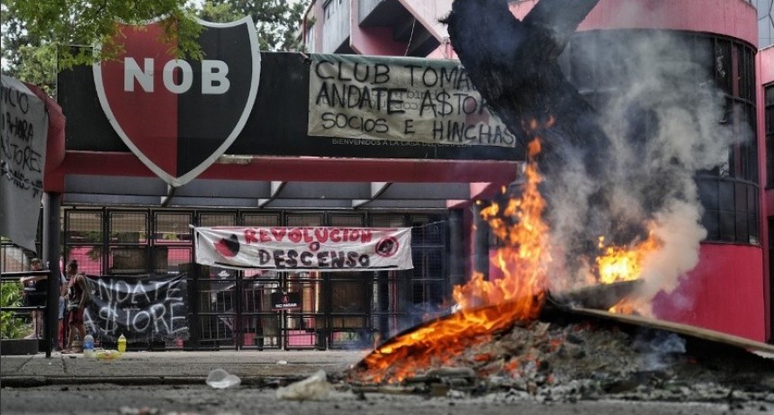 Rosario sigue la toma en Newell's con fogatas que complican el tr&aacute;nsito en la zona