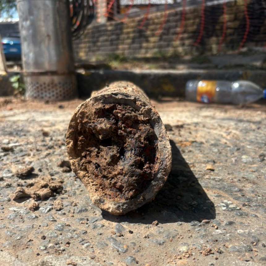 Cómo estaban los caños que está renovando Aguas Santafesinas