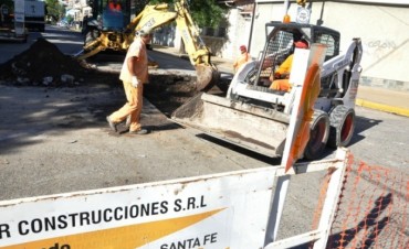 Calzada reducida en Facundo Zuvir&iacute;a por el avance del desag&uuml;e Azcu&eacute;naga