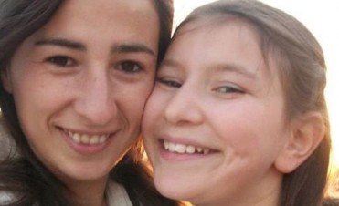 Una mujer busca comprar la computadora que le robaron para recuperar las fotos de su hija muerta