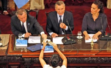 El inc&oacute;modo regalo que recibi&oacute; Macri en medio del discurso en el Congreso