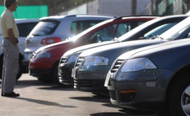La venta de autos usados creci&oacute; un 5,7% anual, aunque baj&oacute; 18,5% contra enero