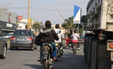 En Santa Fe no van a exigir la patente en el casco ni chaleco a motociclistas