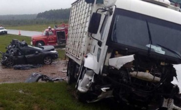 Choque entre auto y cami&oacute;n en Entre R&iacute;os deja cuatro muertos