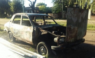 Quemaron dos autos durante la noche santafesina