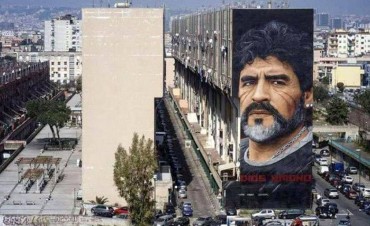 N&aacute;poles le rindi&oacute; un homenaje a Maradona con un mural incre&iacute;ble