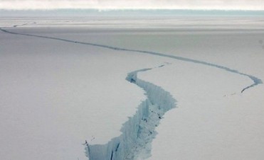 Sobrevolaron la grieta ant&aacute;rtica que preocupa al mundo