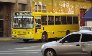 No pudieron viajar gratis y atacaron al colectivo