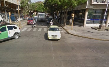 Una mujer fue hallada tirada en la calle, desnuda y golpeada