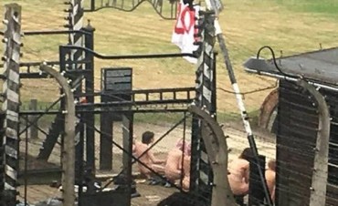 Arrestaron a 14 personas por desnudarse, encadenarse y degollar un cordero en el ex campo de exterminio nazi en Auschwitz