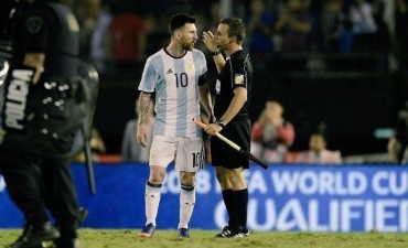 Carta a la FIFA Messi dijo que insult&oacute; "al aire", no al asistente