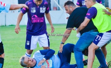 Brutal golpiza a Luis Ventura en un partido de la Primera D