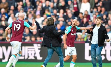 Hinchas del West Ham invadieron campo de juego para pegarle a jugadores