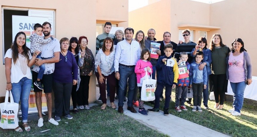 La Provincia entreg&oacute; cinco viviendas en Villa Mugueta, San Lorenzo