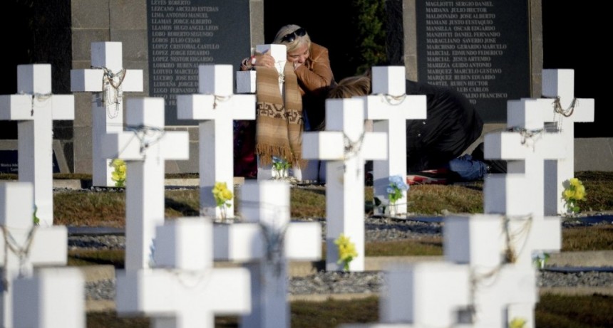 Los restos de los h&eacute;roes de Malvinas seguir&aacute;n en las islas