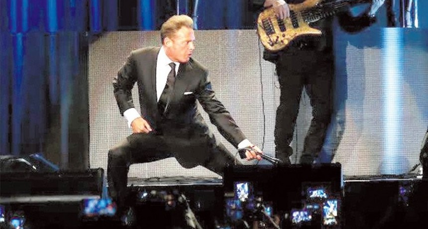 Luis Miguel cant&oacute; ante 40 mil almas en el Campo Argentino de Polo