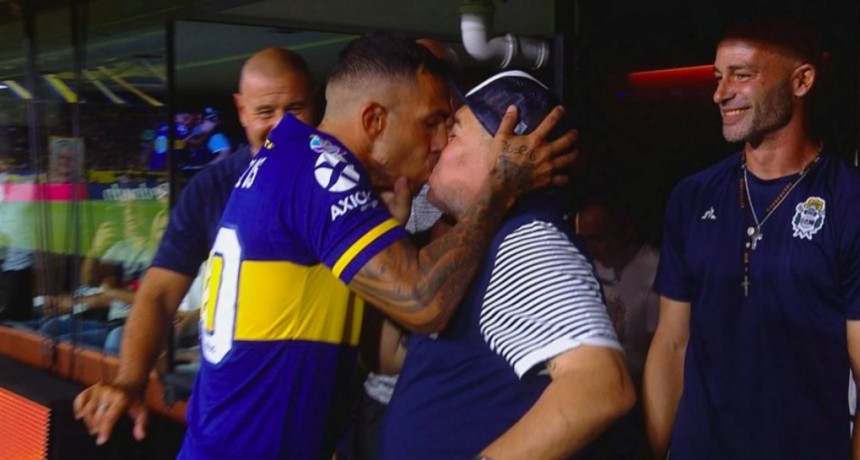En su regreso a la Bombonera, Diego Maradona recibi&oacute; el amor de la gente y un pico de Carlitos Tevez