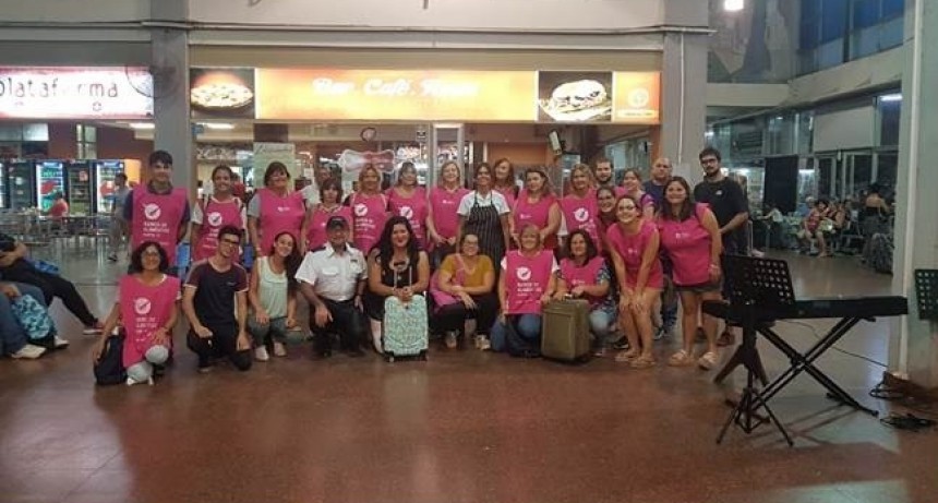 Pasajeros de la terminal se sorprendieron con una actuaci&oacute;n espont&aacute;nea en el D&iacute;a de la Mujer
