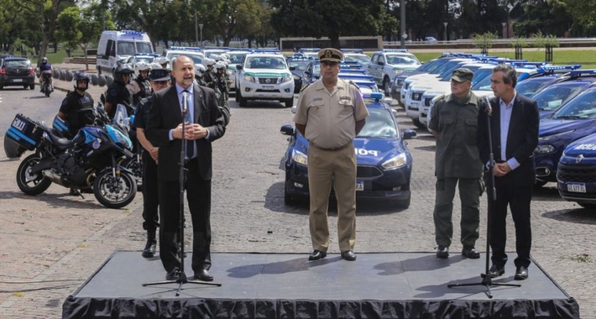 Perotti encabez&oacute; la entrega de m&oacute;viles para fuerzas federales con asiento en la provincia