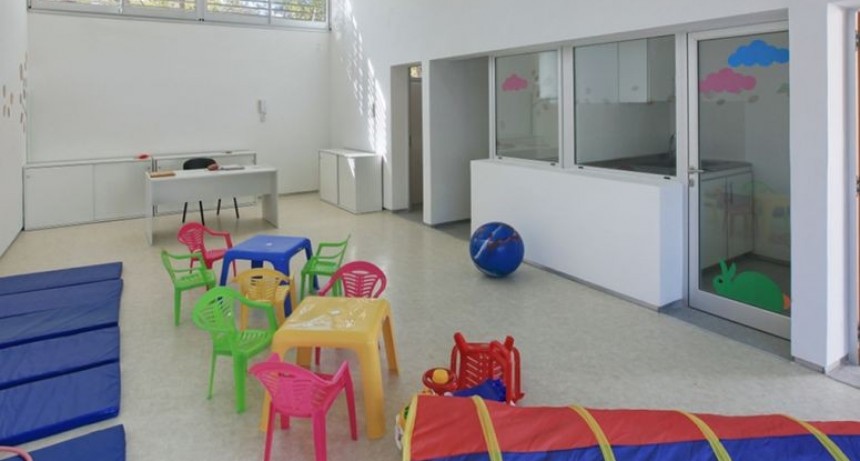 La Municipalidad exime a docentes de concurrir a trabajar y dispuso el cierre de los shoppings