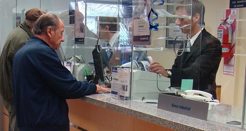 Analizan reabrir los bancos este viernes para el pago de jubilaciones y AUH