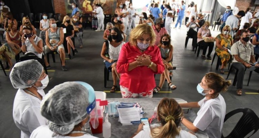 Vacunaron a 800 docentes de Rosario y Santa Fe en el primer d&iacute;a de la campa&ntilde;a