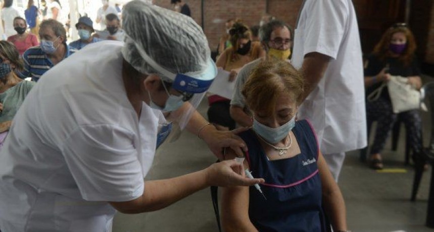 Santa Fe acelera el plan de vacunaci&oacute;n de los docentes y adultos mayores