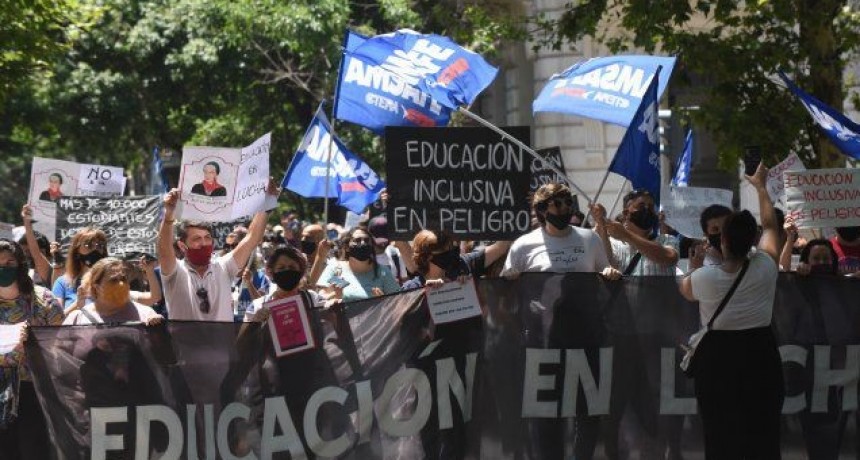 Gobierno ofert&oacute; a los maestros un aumento del 35 por ciento en tres veces