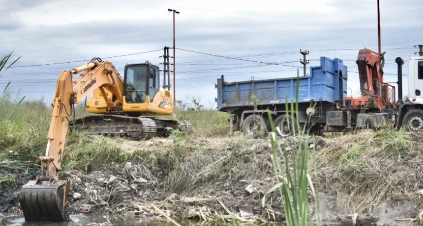 La Municipalidad avanza con la limpieza de canales y desag&uuml;es pluviales entubados