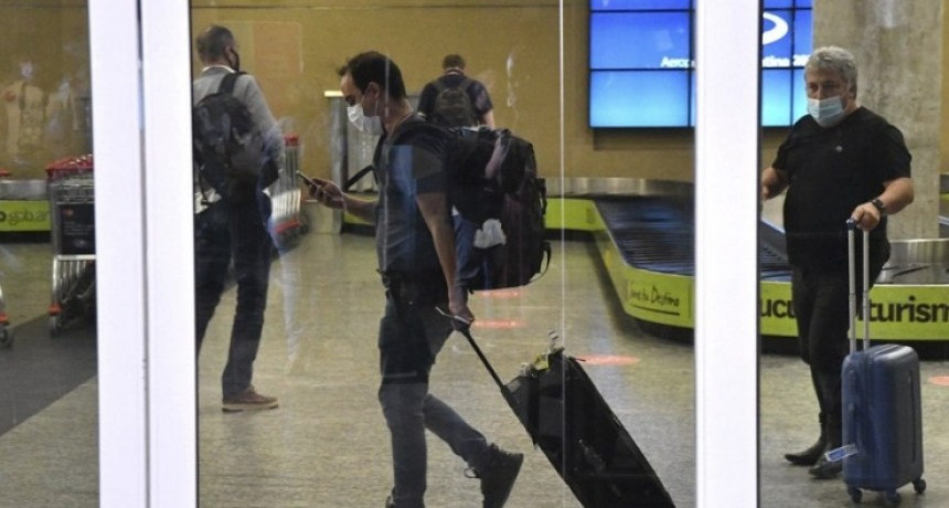 El Gobierno analiza restringir vuelos desde Brasil y que los turistas paguen sus testeos
