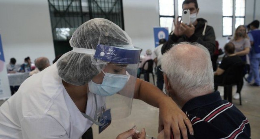No aplicar&aacute;n las segundas dosis para as&iacute; vacunar a m&aacute;s gente con la primera