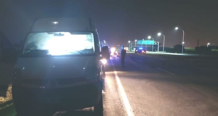 Los interceptaron, maniataron y robaron una camioneta con equipos de sonido
