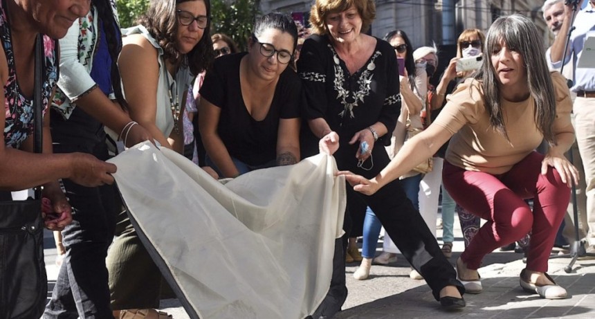 Se inaugur&oacute; la primera baldosa que rescata las Memorias Urbanas Feministas
