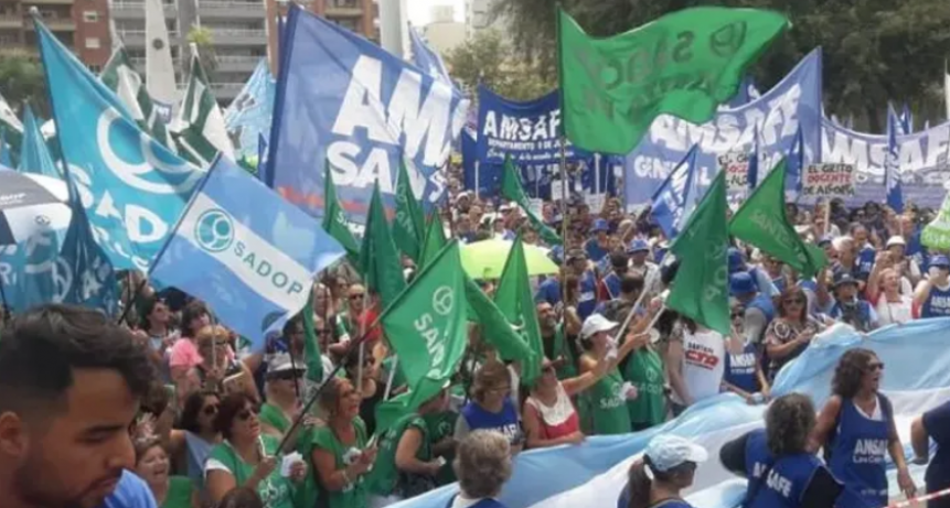 Los docentes inician un paro de 48 horas con movilizaci&oacute;n
