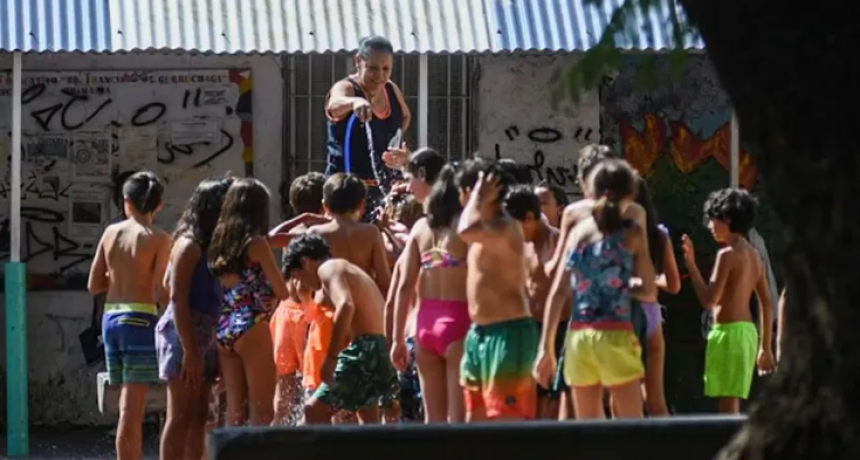 Rosario: los alumnos fueron a clase en malla y los "manguerearon"