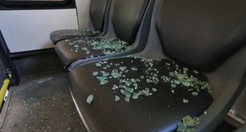 Acordaron la presencia de policías en los colectivos tras el ataque a un coche de la línea 18