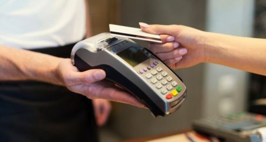 Pagos con tarjetas: los comercios deber&aacute;n cobrar adelante de los clientes