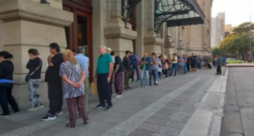 Largas filas por el tr&aacute;mite para el transporte p&uacute;blico gratuito por discapacidad