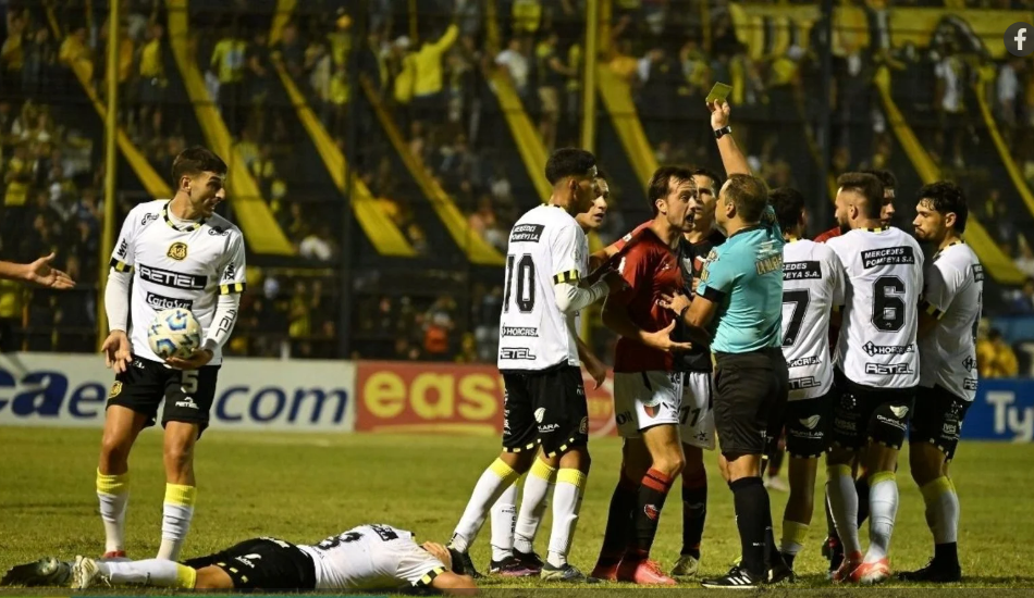 En un partido polémico y con un mal rendimiento, Colón tuvo su primera derrota en el campeonato